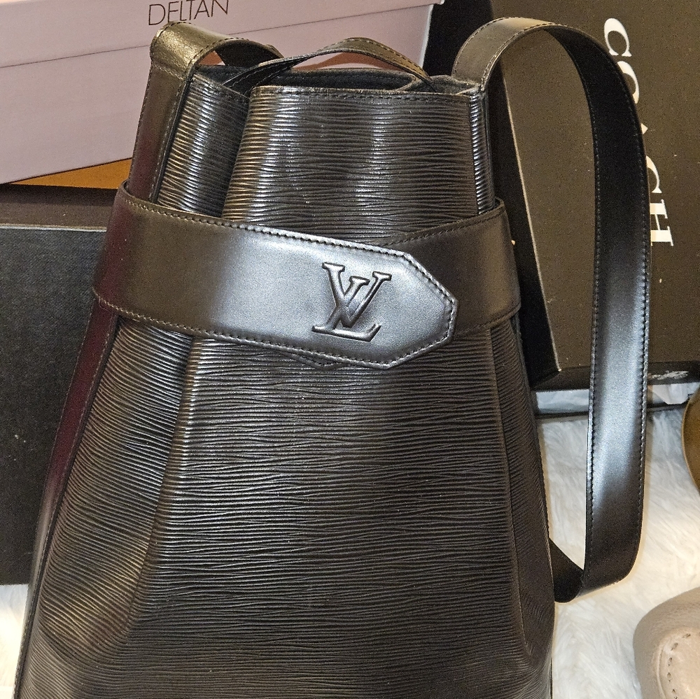 Louis Vuitton Sac D' Epaule GM Shoulder Bag in Noir Black Epi Leather COA plus.. - Picture 5 of 16